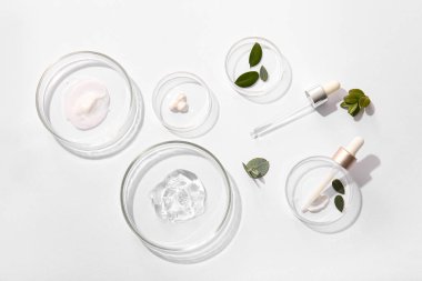 Hafif arka planda doğal kozmetik ürünleri örnekleri içeren petri kapları