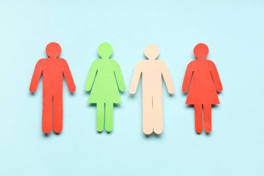 Açık mavi arkaplanda kağıt insan figürleri