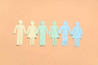 Bej arka planda kağıt insan figürleri