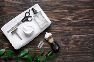 Tahta arkaplanda metin için yeri olan tıraş aksesuarları seti