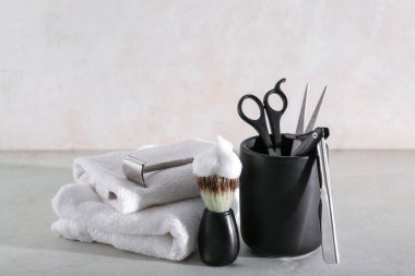 Hafif arkaplanda tıraş aksesuarları