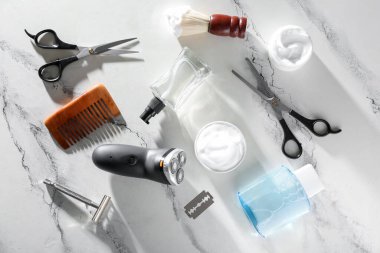 Hafif arkaplanda tıraş aksesuarları