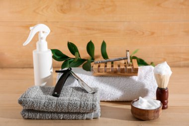 Ahşap arka planda tıraş aksesuarları.