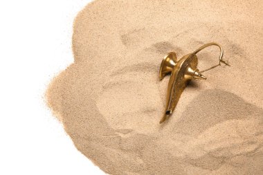 Beyaz arka planda kum bulunan Aladdin lambası
