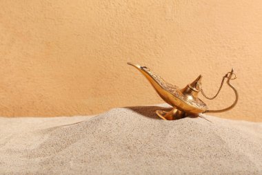 Bej arkaplanlı Aladdin lambası