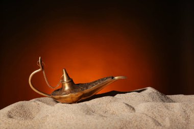 Aladdin 'in koyu renk arka planlı lambası