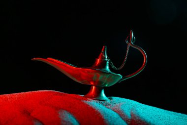 Aladdin lambası koyu arkaplanda renkli kum ile