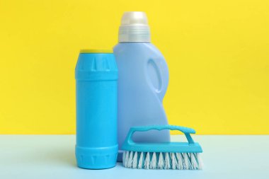 Renkli fırçalı deterjan şişeleri