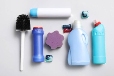 Açık arkaplanda temizlik malzemeleri