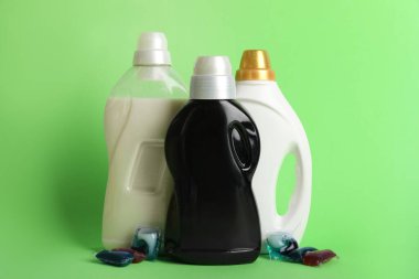 Yeşil arka planda çamaşır deterjanları