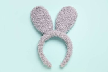 Turkuaz arka planda Paskalya tavşanı kulakları