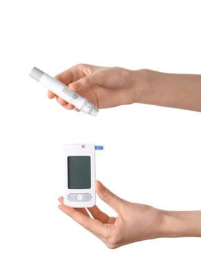 Beyaz arka planda glukometre ve neşter tutan kadın