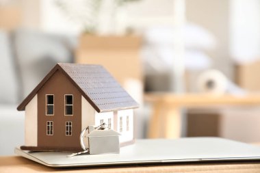 Taşındığı gün odada anahtar ve dizüstü bilgisayarı olan ev modeli, yakın çekim