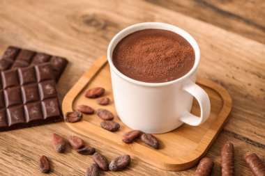 Bir fincan erimiş çikolata ve çikolatalı fasulye. Yakın çekim.