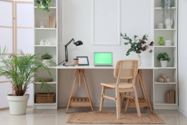 Modern dizüstü bilgisayarı olan rahat bir iş yeri.