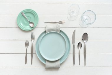 Beyaz arka planda güzel bir masa. Üst görünüm