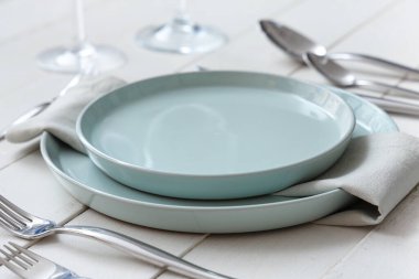 Beyaz arka planda güzel bir masa. Yakın çekim.