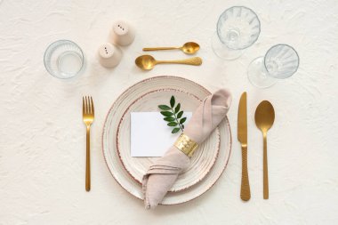 Beyaz arkaplan üzerinde boş kart olan temiz sofra takımı. Üst görünüm