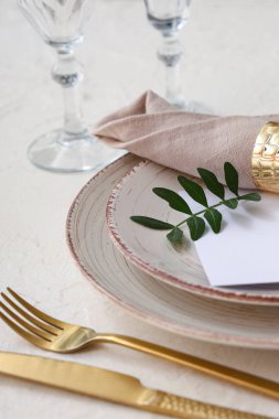 Beyaz arkaplan üzerinde boş kart olan temiz sofra takımı. Yakın çekim.