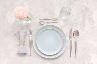 Beyaz arka planda çiçekli şık bir masa. Üst görünüm