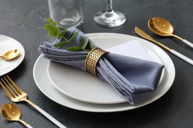 Siyah arka planda boş kartı olan güzel bir masa. Yakın çekim.