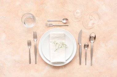 Bej arkaplanda şık masa ayarları. Üst görünüm