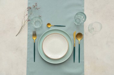 Beyaz arka planda mavi kumaşlı şık masa ayarları. Üst görünüm