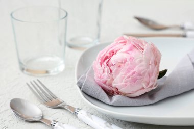 Beyaz arka planda şakayık çiçekli güzel bir masa. Yakın çekim.