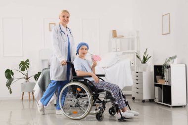 Gri farkındalık kurdelesi ve hastanede doktorla tekerlekli sandalyedeki kemoterapiden sonra genç bir kadın. Beyin kanseri kavramı