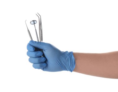 Doktor diş aletlerini beyaz arkaplanda izole etti