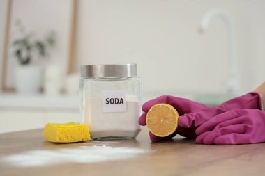 Mutfakta limon ve kabartma tozu masası olan genç bir kadın, yakın plan.