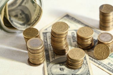 Grunge bej arka planda dolarları olan altın sikkeler