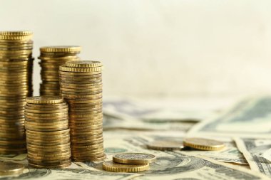 Grunge bej arka planda dolarları olan altın sikkeler