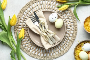 Paskalya kutlaması için beyaz grunge arka planında lale çiçekleri olan şık masası.