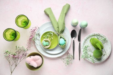 Paskalya kutlaması için şık masa dekorları. Pembe grunge arka planda çigila çiçekleri.