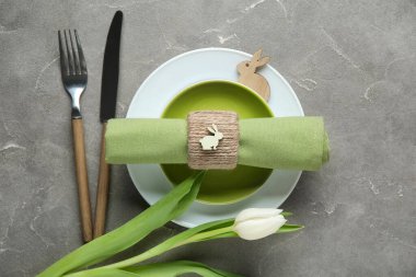 Paskalya kutlaması için şık masa ayarları. Gri grunge arka planda lale çiçekleri.