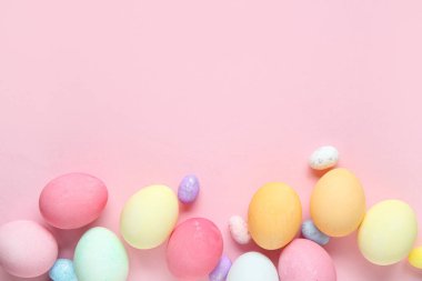 Pembe arka planda Paskalya yumurtaları ile kompozisyon