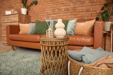 Konforlu kanepe, sepet ve oturma odasının içinde ekose kumaşlar.