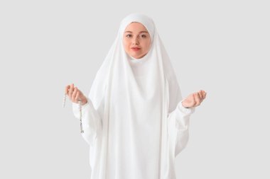 Tasbih 'li genç Müslüman kadın evde dua ediyor. Ramazan kutlaması