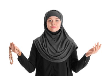 Tasbih 'li genç Müslüman kadın beyaz arka planda dua ediyor. Ramazan kutlaması