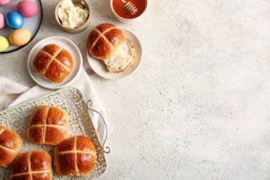 Paskalya çöreği tepsisi, beyaz grunge arka planda yumurta ve tereyağı.