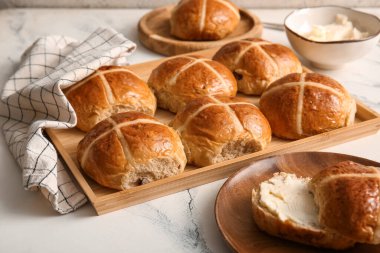 Beyaz grunge arka planda Paskalya çörekleri ve tereyağlı tepsi