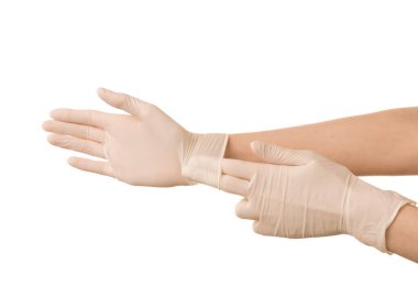 Kadın doktor, beyaz arka planda ellerinden tıbbi eldiven alıyor.