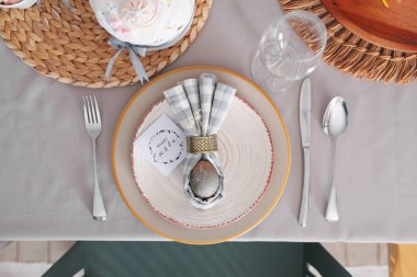 Tabağında yumurta ve peçeteyle şenlik masası. Üst görünüm