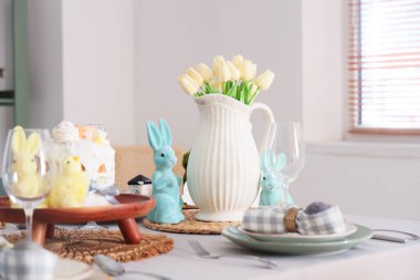 Paskalya pastası, lale çiçekleri ve dekorla Paskalya kutlaması için şenlik masası. Yakın çekim.