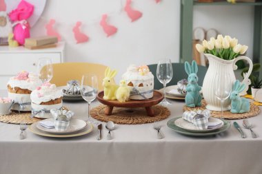 Paskalya kutlaması için laleler, Paskalya pastası ve tavşanlarla hazırlanmış masa. Yakın çekim.