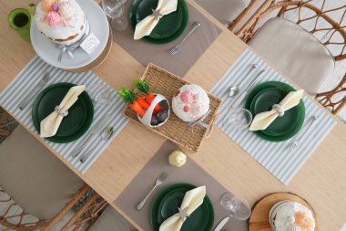 Paskalya kutlaması için Paskalya pastalarıyla güzel bir masa. Üst görünüm