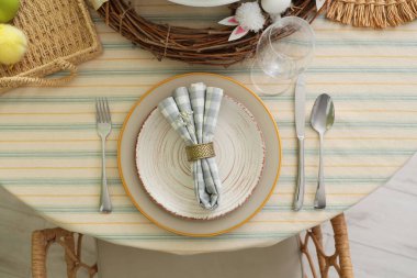 Paskalya kutlaması için şık bir masa. Üst görünüm