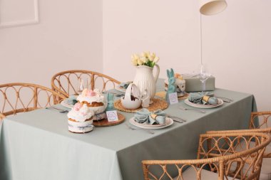 Paskalya pastaları ve lale çiçekleriyle dolu Paskalya sofrası.