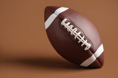 Kahverengi arkaplanda ragbi topu